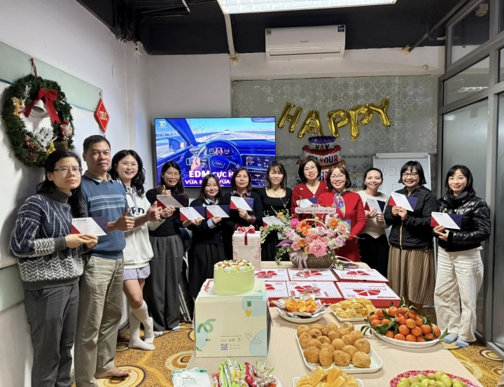 Công ty PVT chúc mừng ngày Quốc tế Phụ nữ 8.3: Tiệc ngọt, quà tặng và cuộc thi làm thiệp